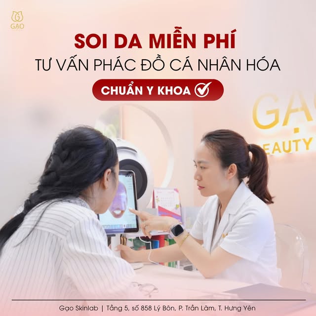 Ảnh từ fanpage Gạo Skinlab: người tư vấn mặc áo blouse trắng chỉ vào màn hình máy soi da cùng khách. Chữ trên ảnh: Soi da miễn phí, tư vấn phác đồ cá nhân hóa, chuẩn y khoa.